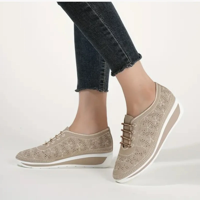 Damen Perforierte Keil‑Sneaker mit elastischer Schnürung und gepolstertem Komfortfußbett Drune