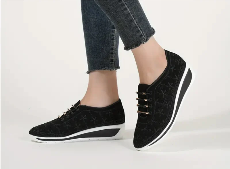 Damen Perforierte Keil‑Sneaker mit elastischer Schnürung und gepolstertem Komfortfußbett Drune