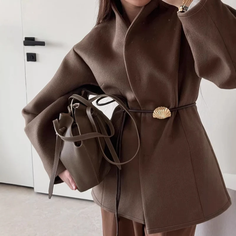 Damen Kurzjacke mit Wickelverschluss, taillierendem Ledergürtel und Muschelschließe Drune