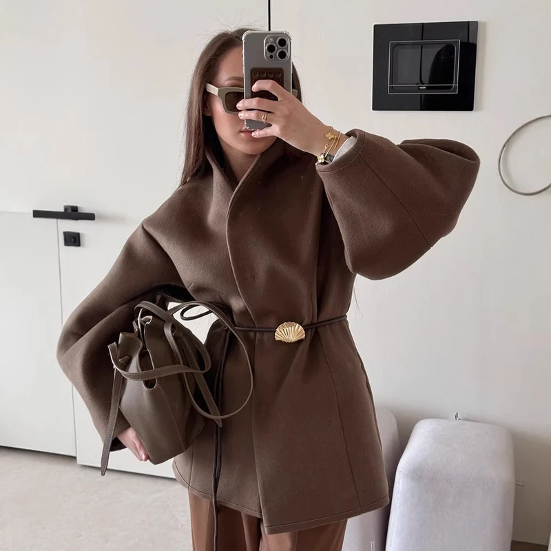 Damen Kurzjacke mit Wickelverschluss, taillierendem Ledergürtel und Muschelschließe Drune