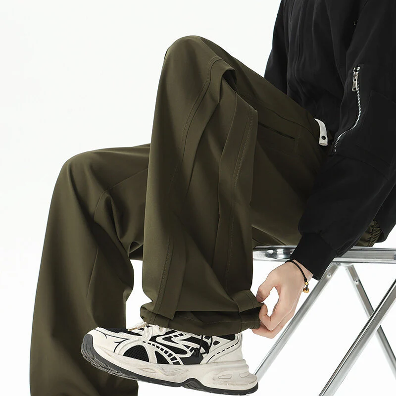 Herren Weitfallende Loungethose aus Satinmischung mit Tunnelzug und verlängertem Saum Drune