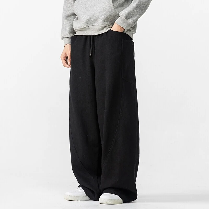 Herren Weite Loungehose mit Tunnelzug, aufgesetzten Taschen und markanten Panelnähten Drune