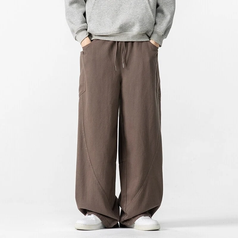 Herren Weite Loungehose mit Tunnelzug, aufgesetzten Taschen und markanten Panelnähten Drune