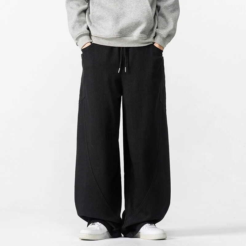 Herren Weite Loungehose mit Tunnelzug, aufgesetzten Taschen und markanten Panelnähten Drune