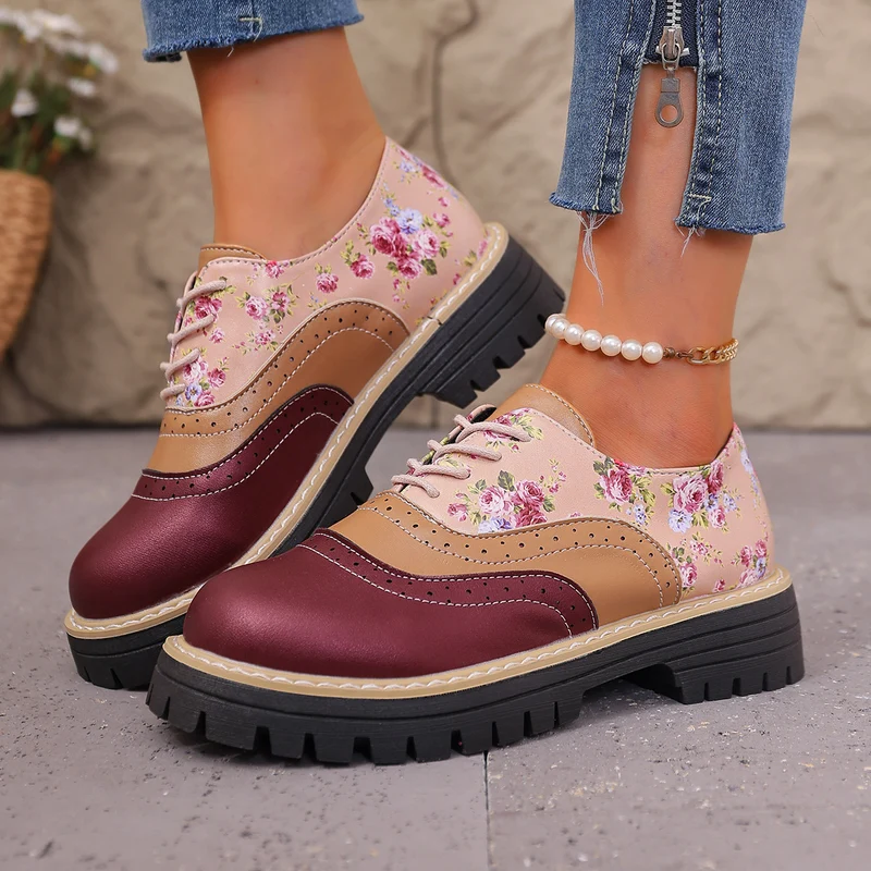 Damen Budapester-Schnürschuh mit floralem Print Lacklederbesatz und grober Profilsohle Drune