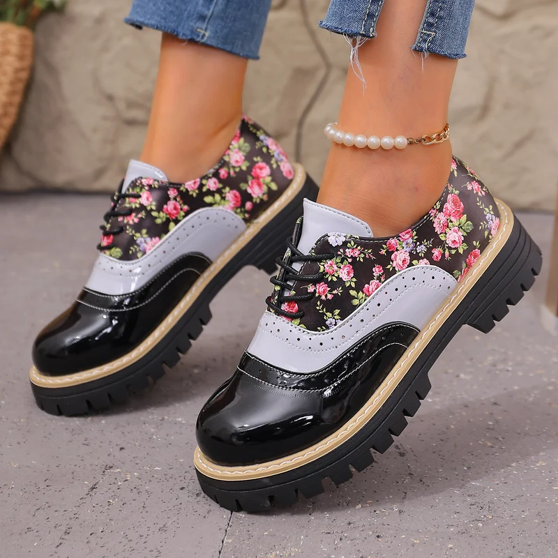 Damen Budapester-Schnürschuh mit floralem Print Lacklederbesatz und grober Profilsohle Drune