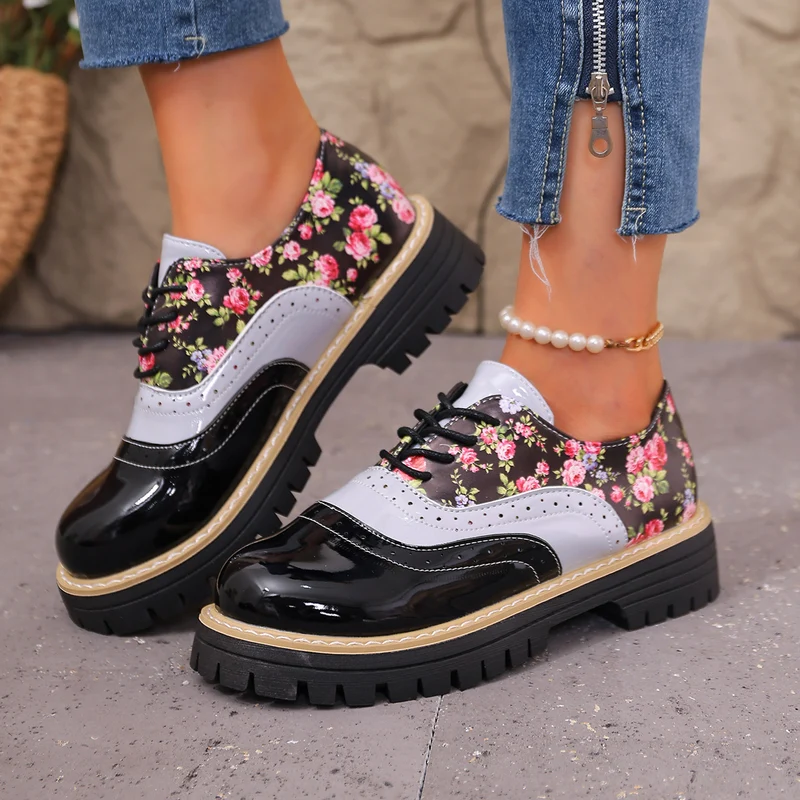 Damen Budapester-Schnürschuh mit floralem Print Lacklederbesatz und grober Profilsohle Drune