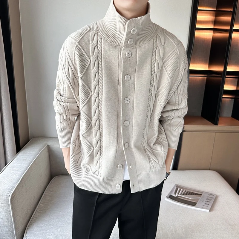 Herren Zopfmuster-Cardigan mit hohem Kragen, grober Strickoptik und durchgehender Knopfleiste Drune