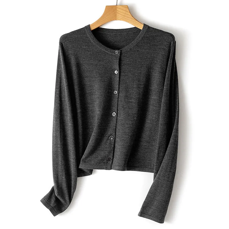 Damen leichte kurz geschnittene Feinstrick-Cardigan mit Rundhalsausschnitt und Knopfleiste Drune