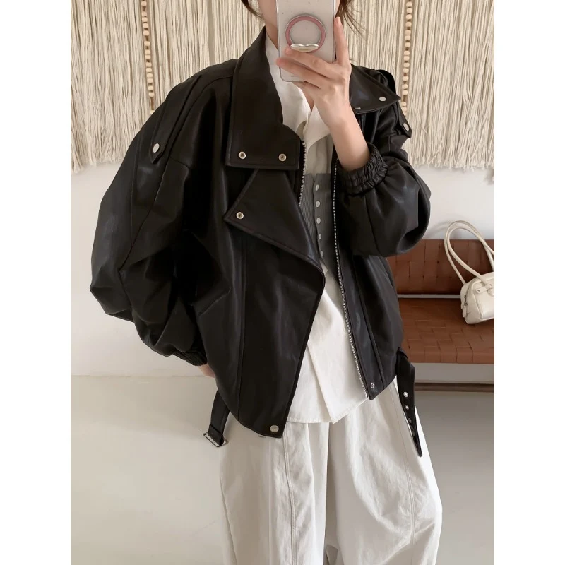 Damen Oversize Bikerjacke aus veganem Leder mit hohem Stehkragen und dekorativen Druckknöpfen Drune