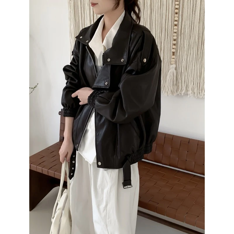 Damen Oversize Bikerjacke aus veganem Leder mit hohem Stehkragen und dekorativen Druckknöpfen Drune