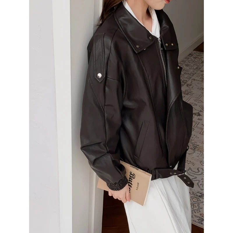 Damen Oversize Bikerjacke aus veganem Leder mit hohem Stehkragen und dekorativen Druckknöpfen Drune