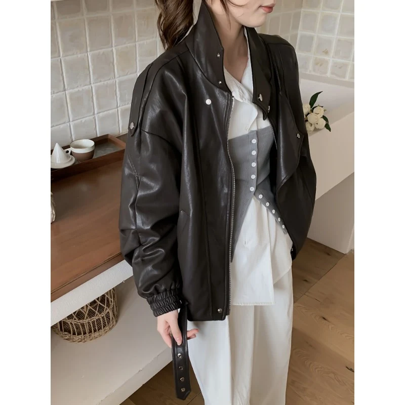 Damen Oversize Bikerjacke aus veganem Leder mit hohem Stehkragen und dekorativen Druckknöpfen Drune