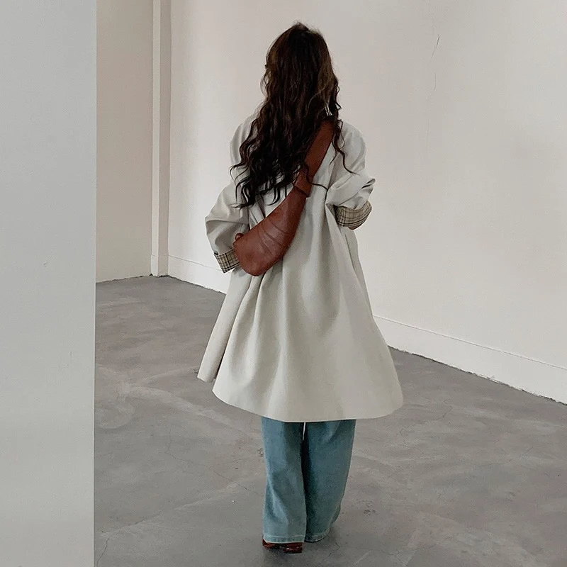 Damen leichter Trenchcoat mit kontrastierten Karomanschetten Drune
