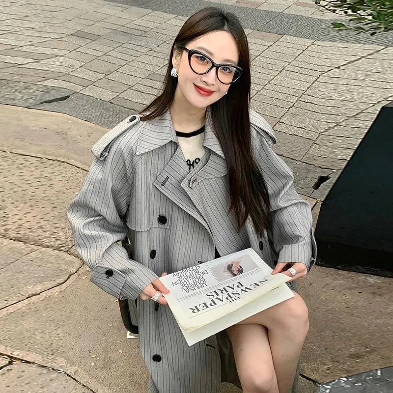 Damen Langer Nadelstreifen-Trenchcoat mit Bindegürtel Schulterpatten und ausgestelltem Saum Drune