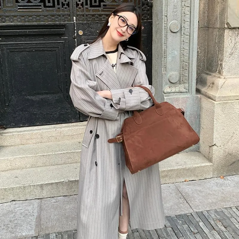 Damen Langer Nadelstreifen-Trenchcoat mit Bindegürtel Schulterpatten und ausgestelltem Saum Drune