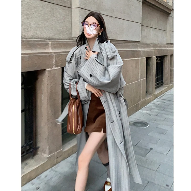Damen Langer Nadelstreifen-Trenchcoat mit Bindegürtel Schulterpatten und ausgestelltem Saum Drune