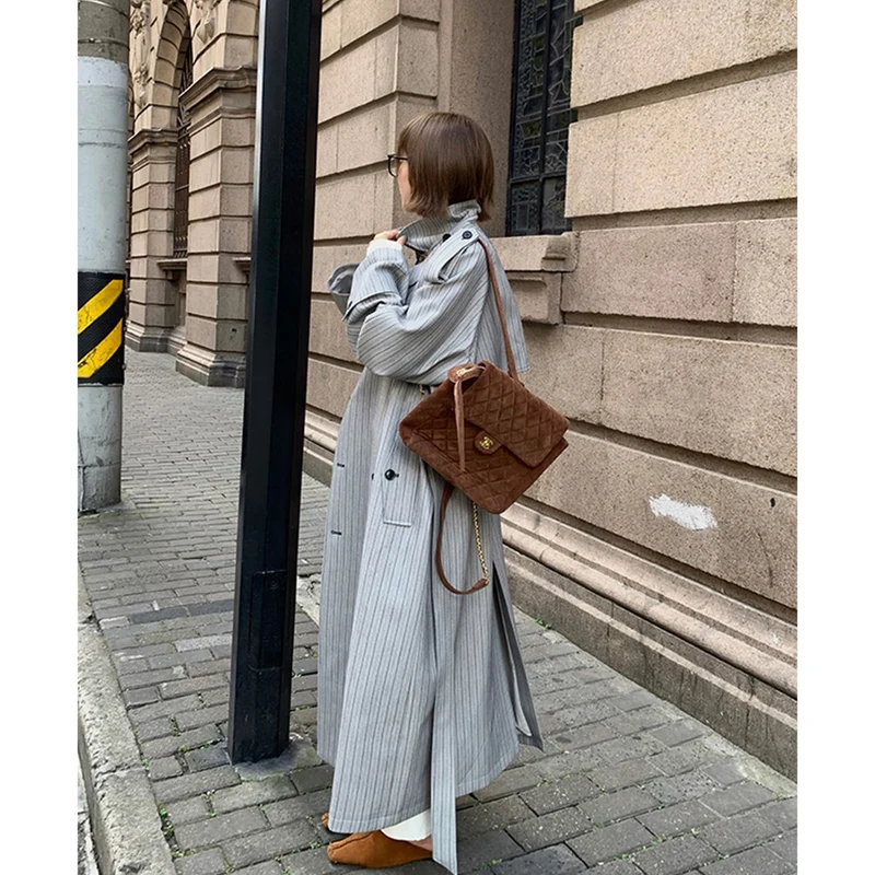 Damen Langer Nadelstreifen-Trenchcoat mit Bindegürtel Schulterpatten und ausgestelltem Saum Drune