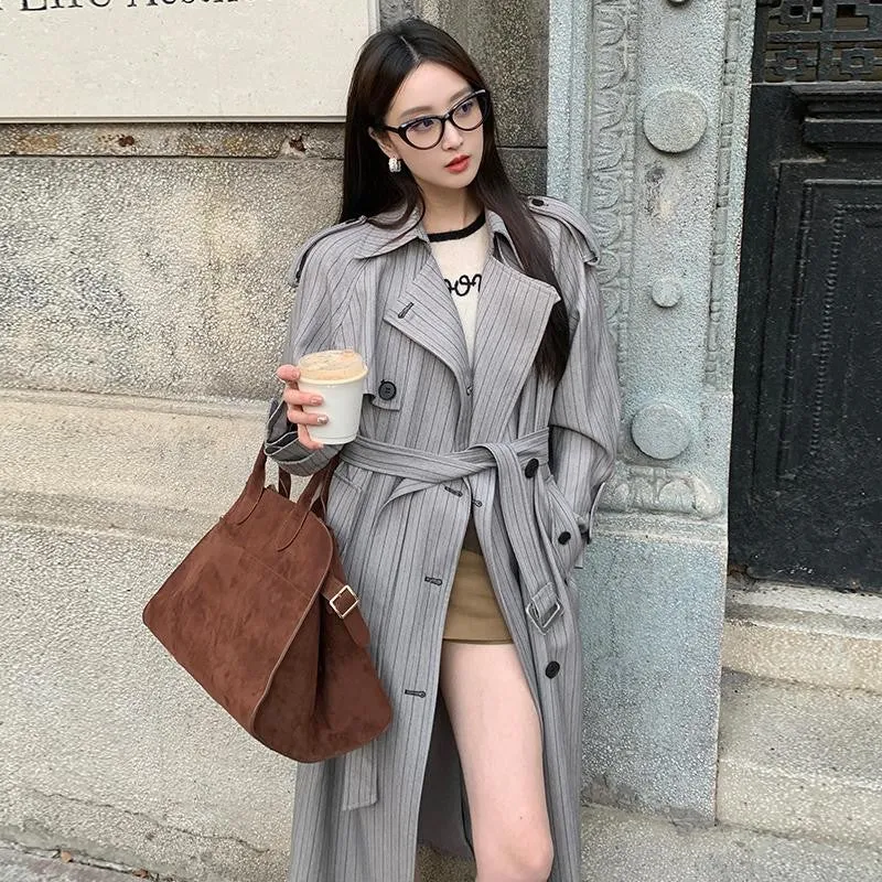 Damen Langer Nadelstreifen-Trenchcoat mit Bindegürtel Schulterpatten und ausgestelltem Saum Drune