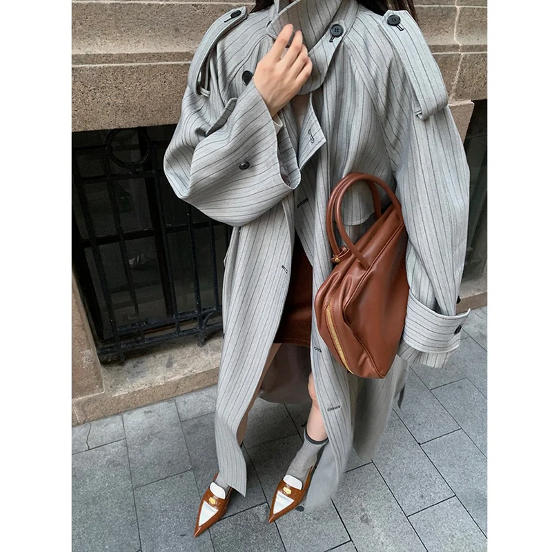 Damen Langer Nadelstreifen-Trenchcoat mit Bindegürtel Schulterpatten und ausgestelltem Saum Drune