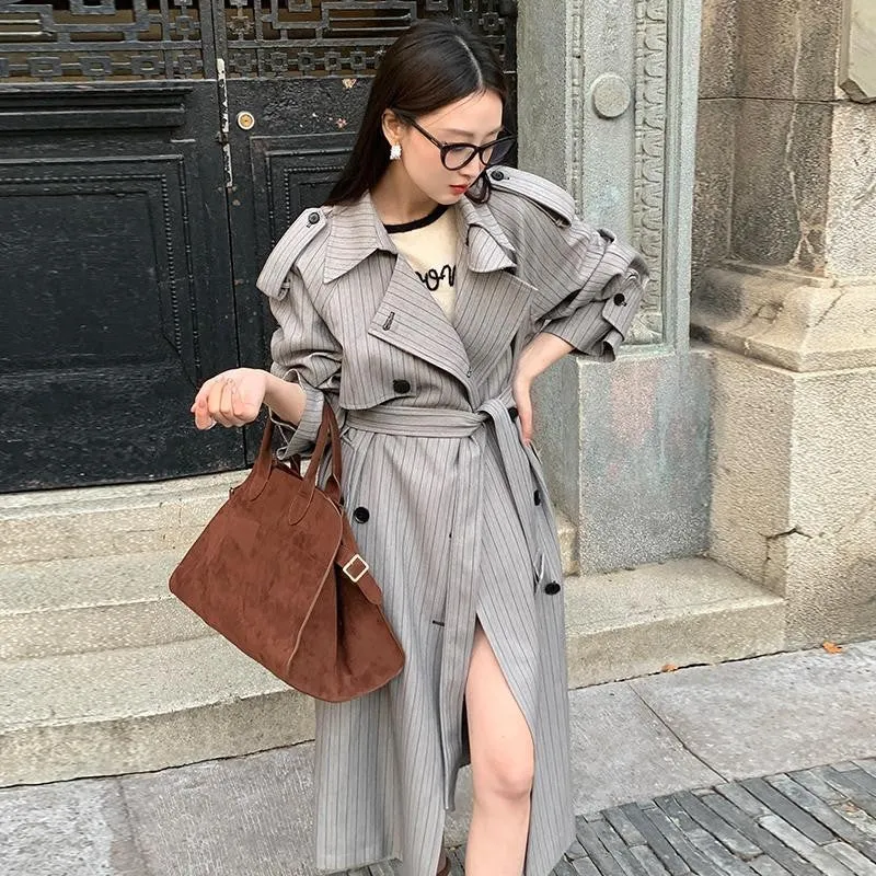 Damen Langer Nadelstreifen-Trenchcoat mit Bindegürtel Schulterpatten und ausgestelltem Saum Drune