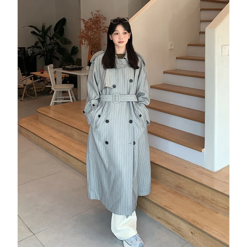 Damen Langer Nadelstreifen-Trenchcoat mit Bindegürtel Schulterpatten und ausgestelltem Saum Drune