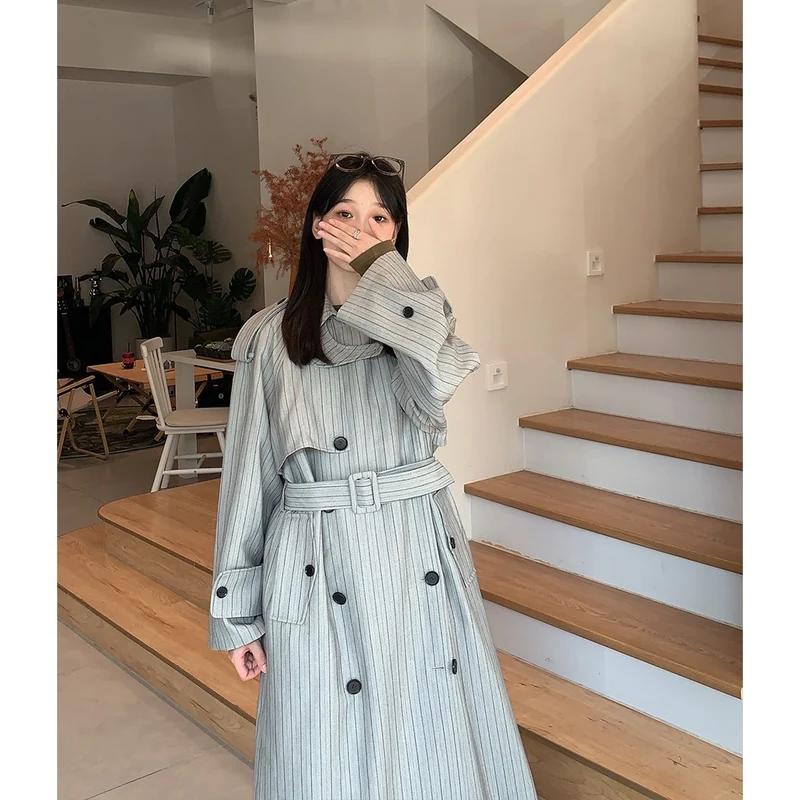 Damen Langer Nadelstreifen-Trenchcoat mit Bindegürtel Schulterpatten und ausgestelltem Saum Drune