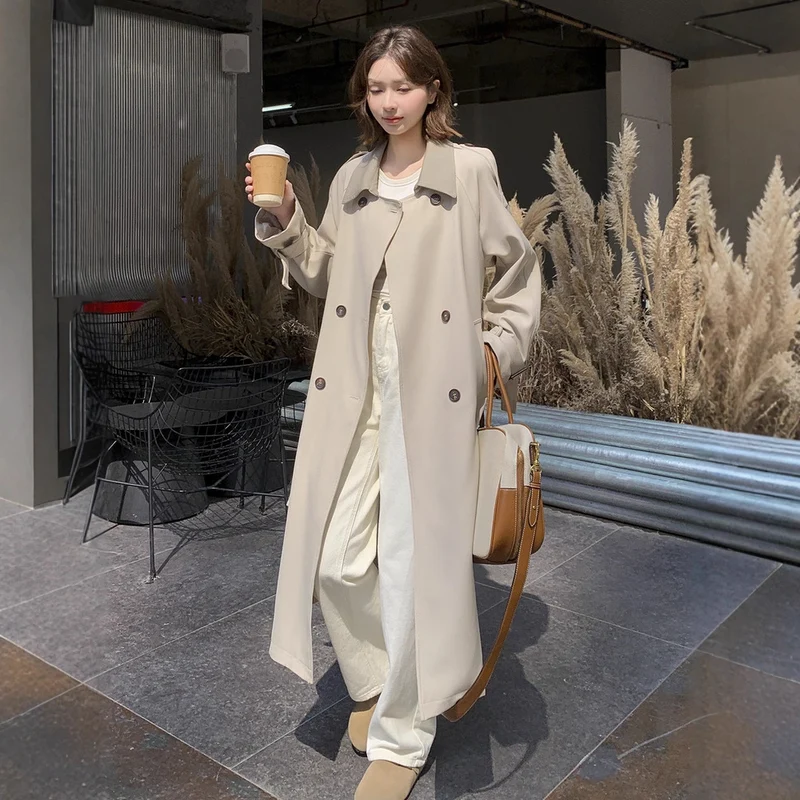 Damen Lang geschnittener minimalistischer Trenchcoat mit weichem Fall, überschnittenen Schultern und verstellbaren Ärmelriemen Drune