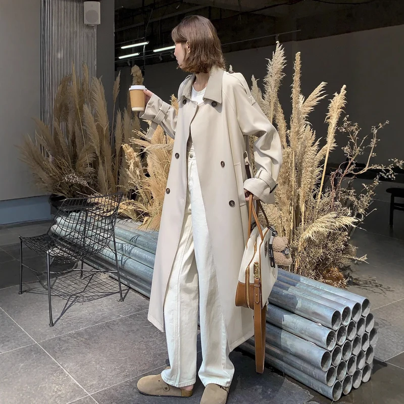 Damen Lang geschnittener minimalistischer Trenchcoat mit weichem Fall, überschnittenen Schultern und verstellbaren Ärmelriemen Drune