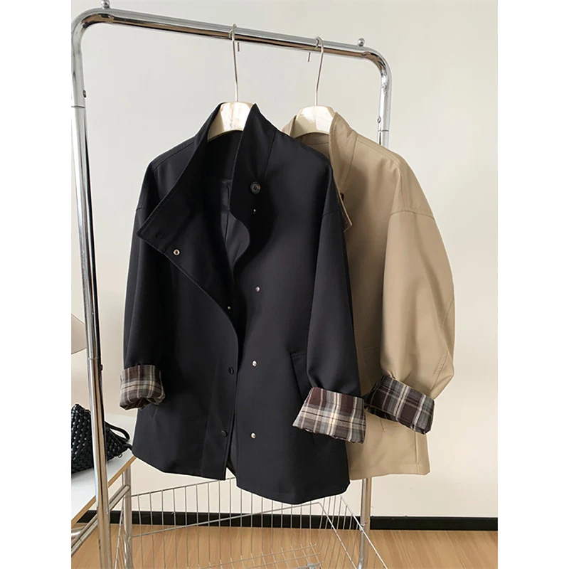 Damen Kurztrenchjacke im Oversize‑Boxy‑Schnitt mit Stehkragen und kariertem Ärmelaufschlag Drune