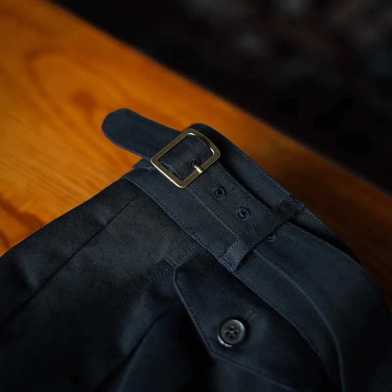 Herren Bundfaltenhose mit verstellbaren Seitenschnallen und Umschlag Drune