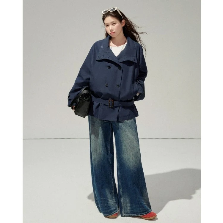 Damen Kurztrenchcoat mit taillierendem Gürtel und doppeltreiher Knopfleiste Drune