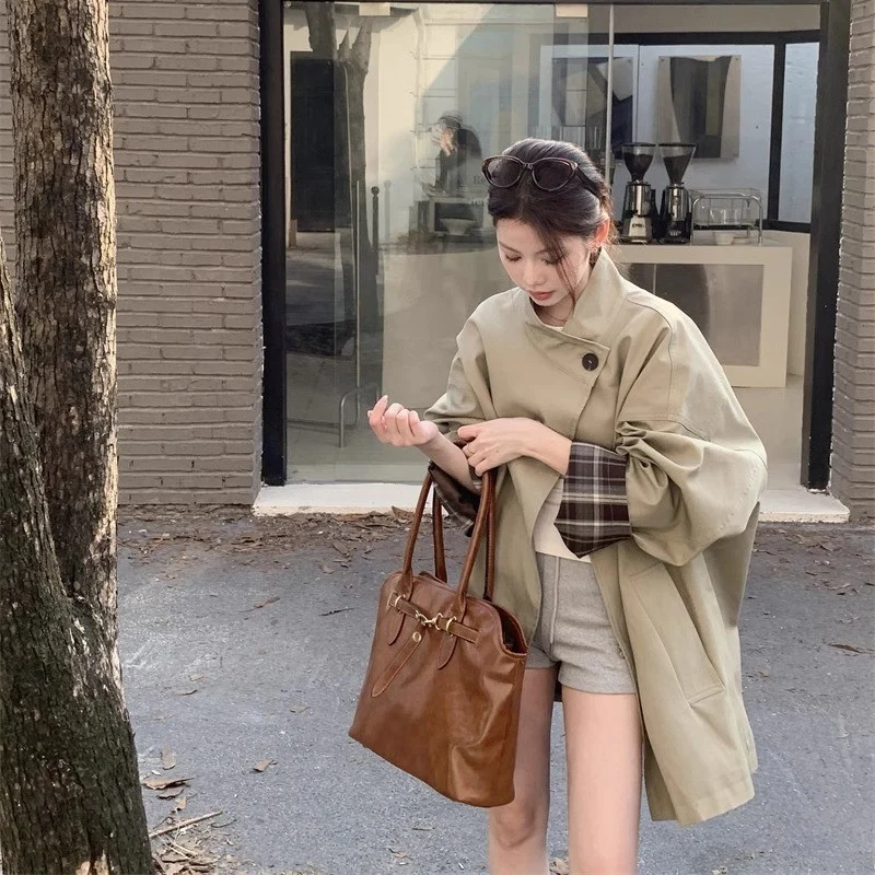 Damen Kurztrench mit Stehkragen verdeckter Druckknopfleiste und kariertem Ärmelbesatz Drune