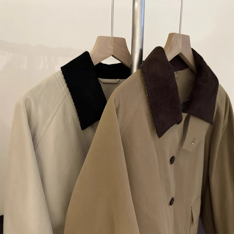 Damen Kurzmantel im Mac-Stil mit kontrastierendem Samtkragen und karierten Ärmelaufschlägen Drune
