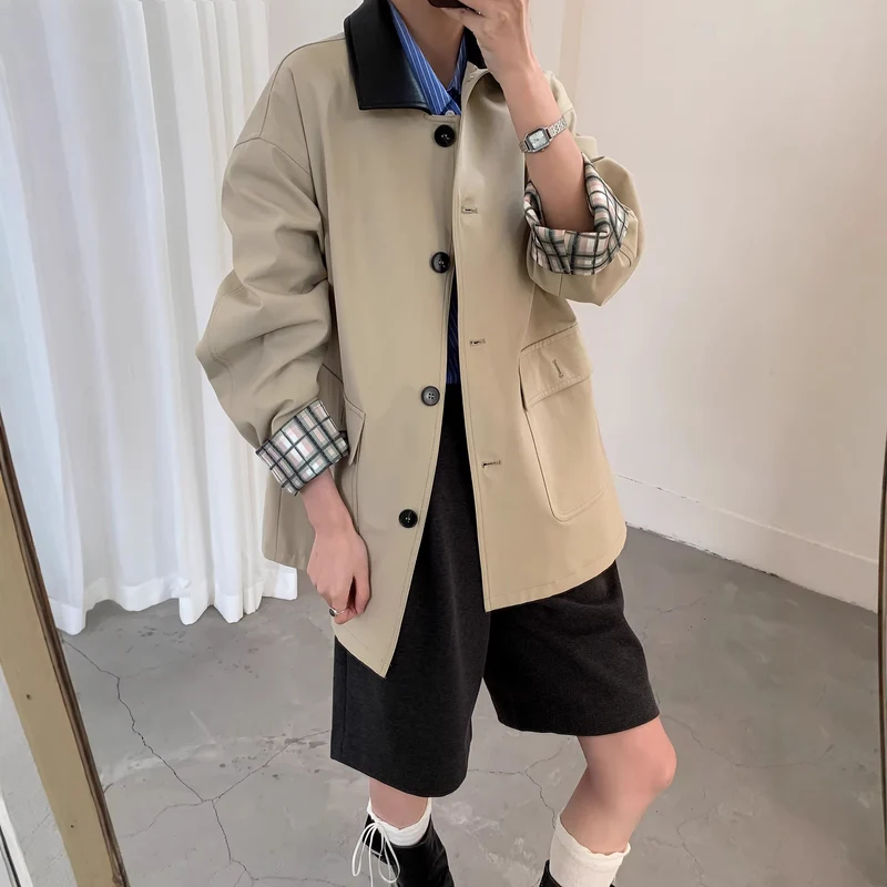 Damen Kurzjacke im Trench‑Stil mit Lederkragen und umschlagbaren Karo‑Manschetten Drune