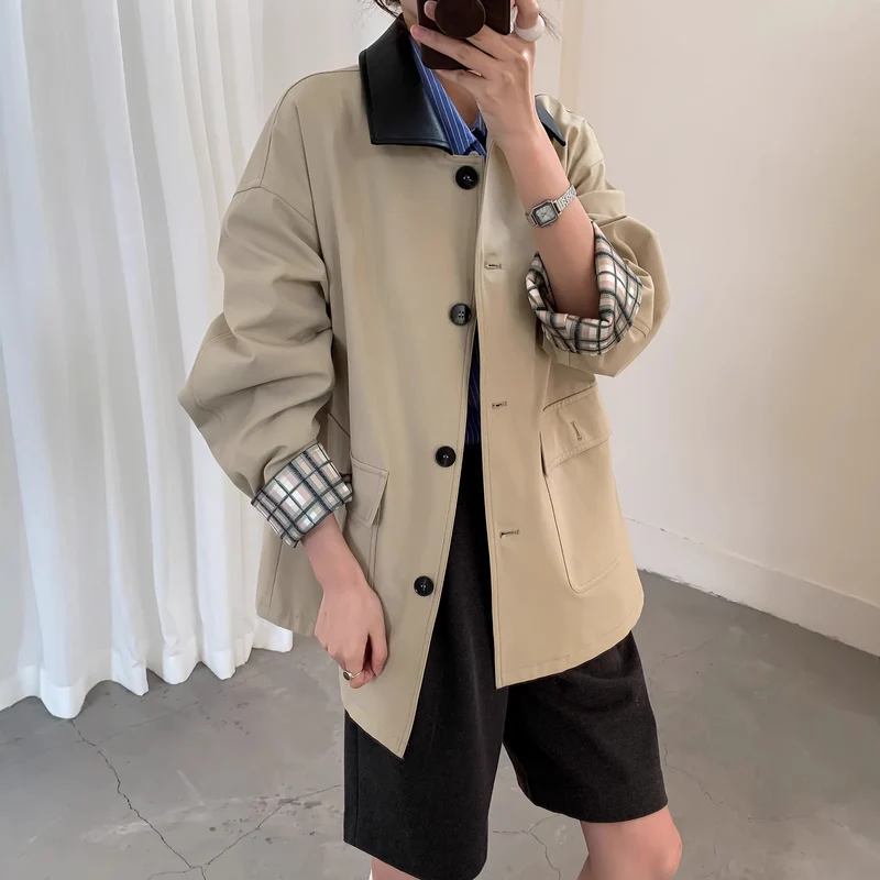 Damen Kurzjacke im Trench‑Stil mit Lederkragen und umschlagbaren Karo‑Manschetten Drune