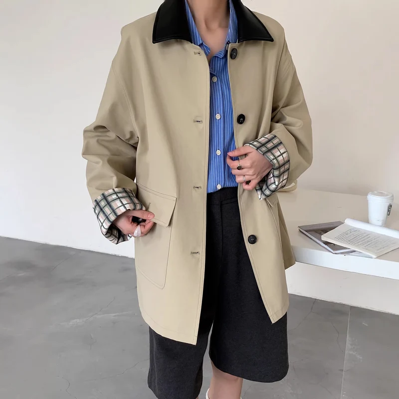 Damen Kurzjacke im Trench‑Stil mit Lederkragen und umschlagbaren Karo‑Manschetten Drune