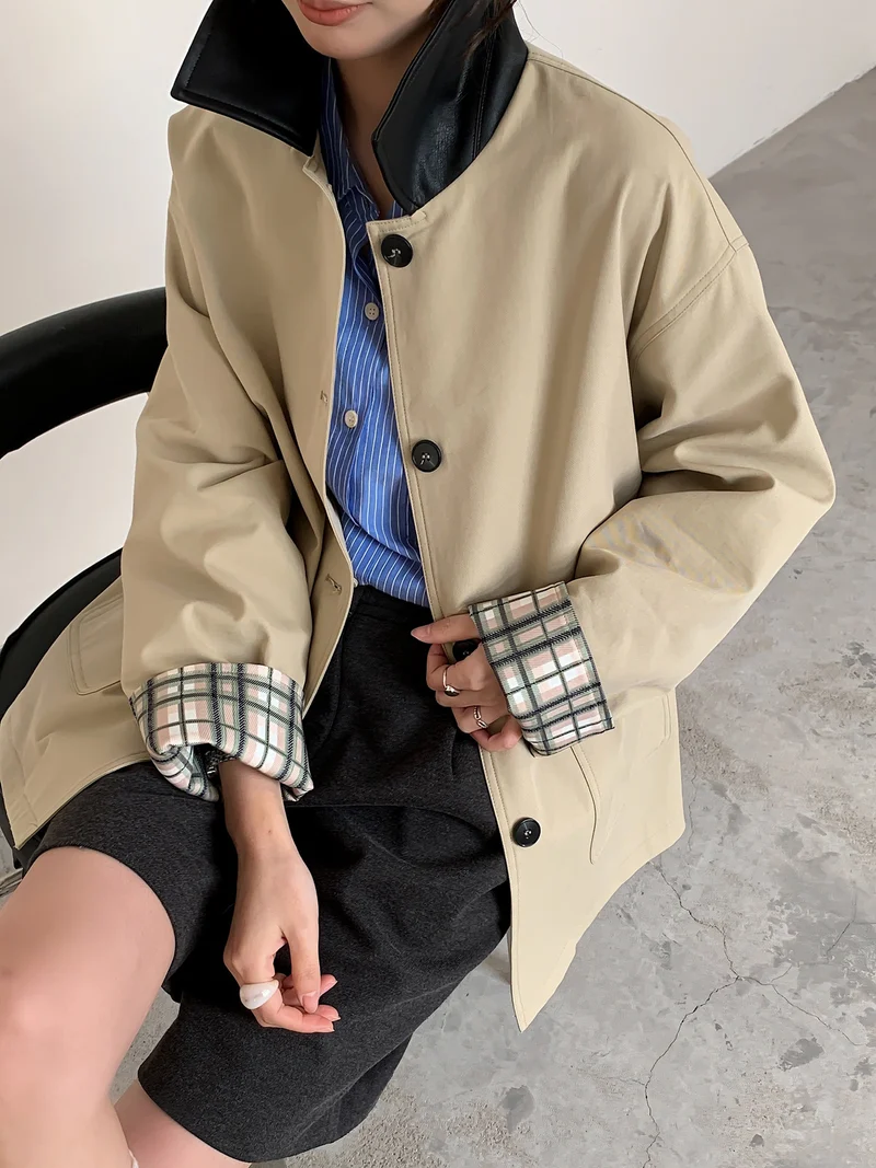 Damen Kurzjacke im Trench‑Stil mit Lederkragen und umschlagbaren Karo‑Manschetten Drune