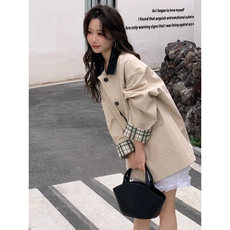 Damen Kurzer Boxy-Trench mit kontrastierendem Revers, kariertem Ärmelbesatz und aufgesetzten Pattentaschen Drune