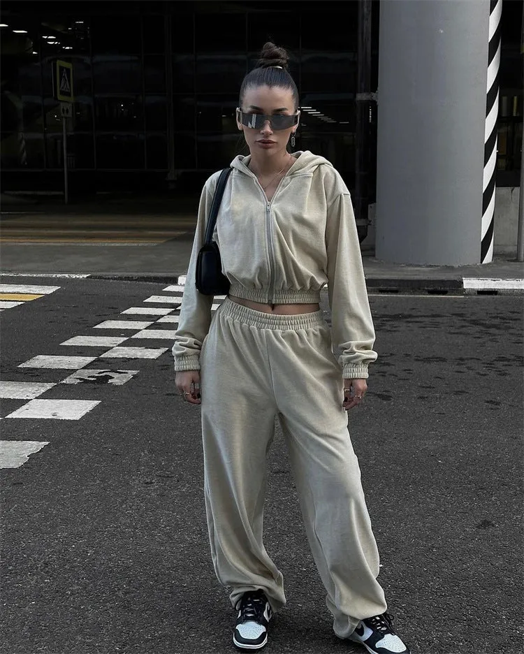 Lässiger Damen-Streetstyle-Cardigan mit Kapuze und Hose mit elastischem Bund, bestehend aus langen Ärmeln.