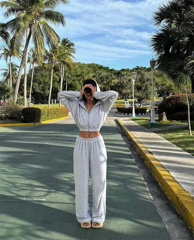 Lässiger Damen-Streetstyle-Cardigan mit Kapuze und Hose mit elastischem Bund, bestehend aus langen Ärmeln.