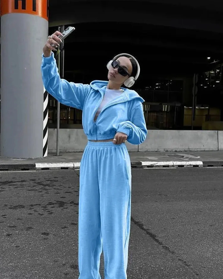 Lässiger Damen-Streetstyle-Cardigan mit Kapuze und Hose mit elastischem Bund, bestehend aus langen Ärmeln.