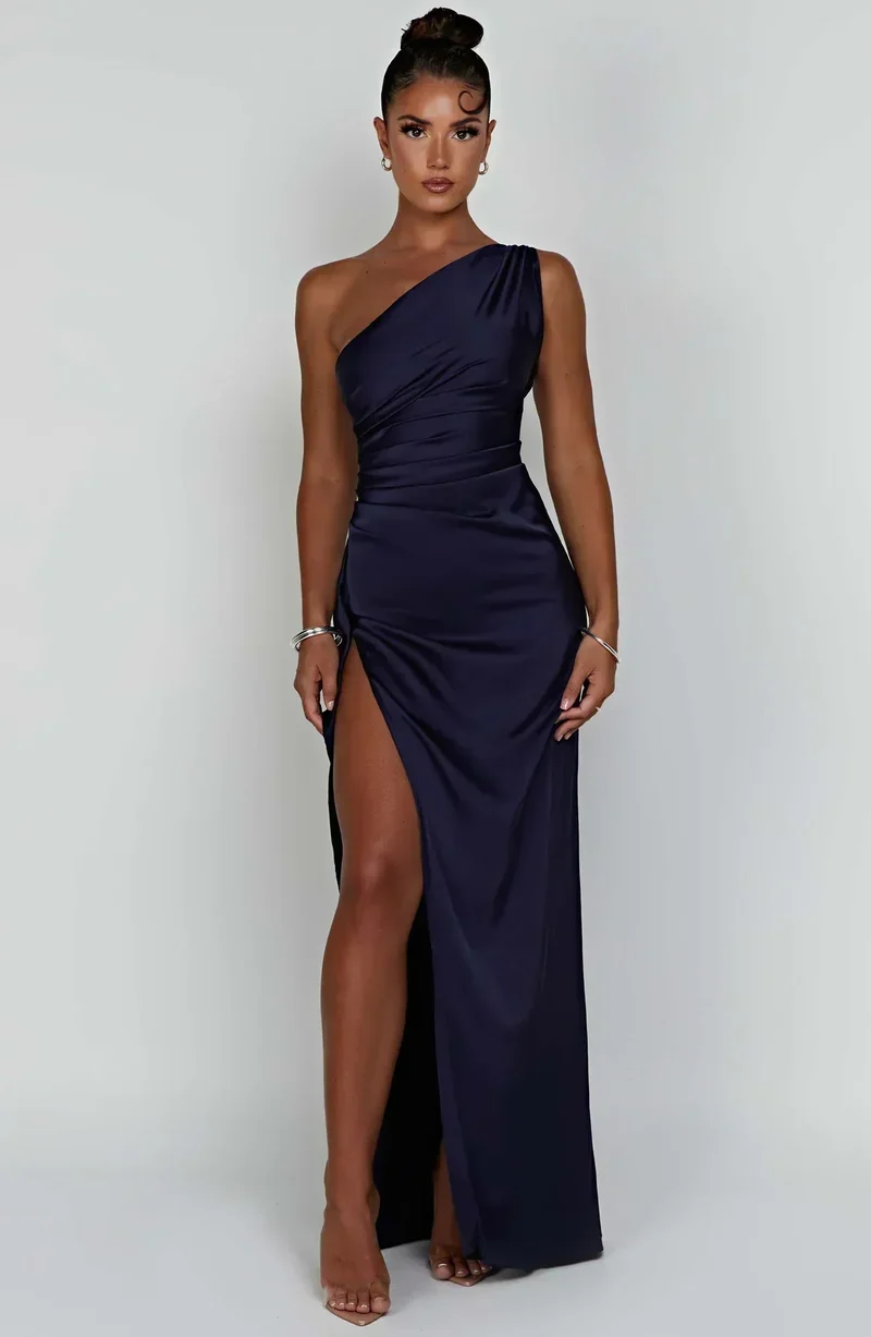 Kleid | One-Shoulder-Schlitzkleid aus Satin