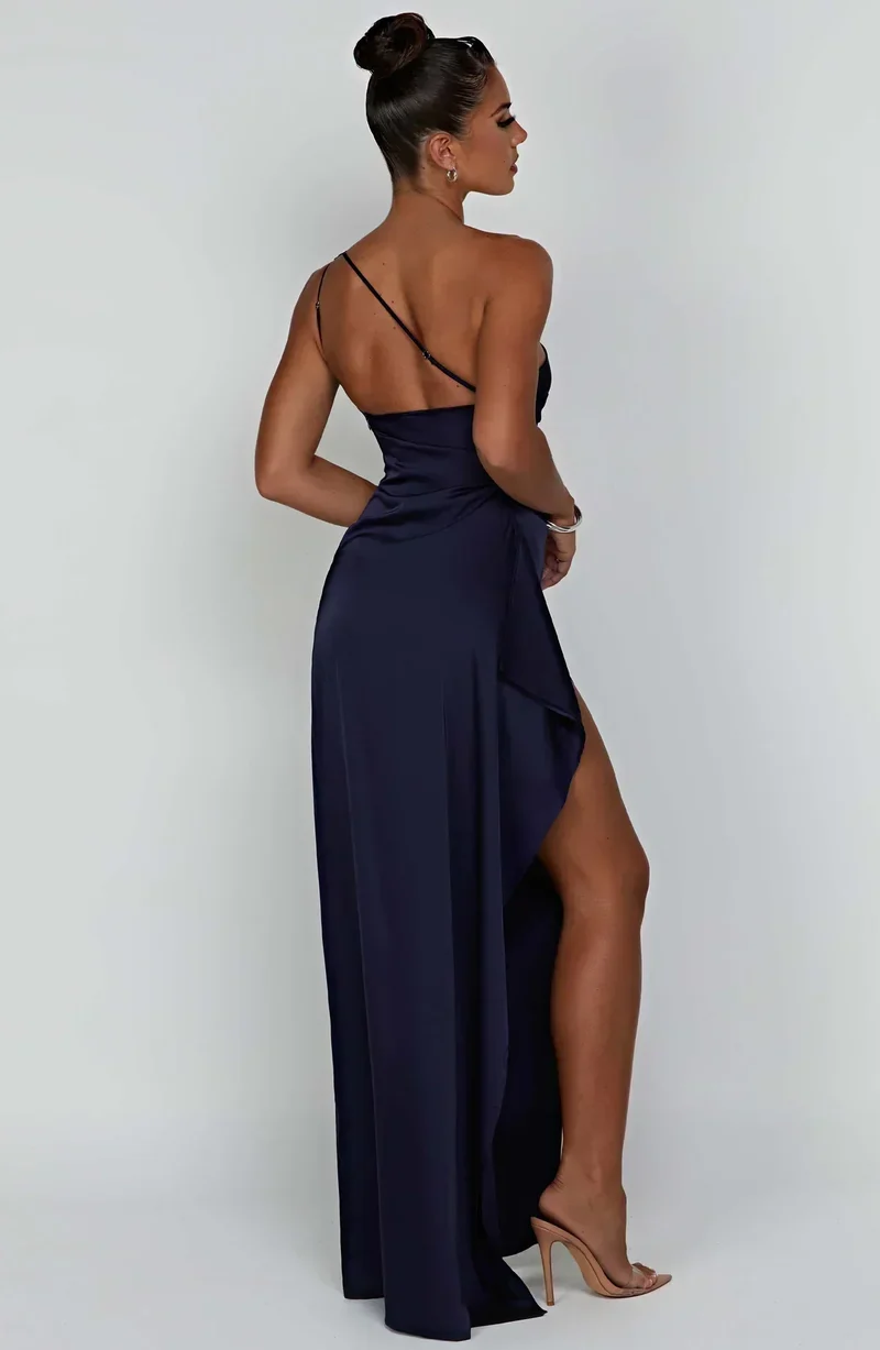 Kleid | One-Shoulder-Schlitzkleid aus Satin
