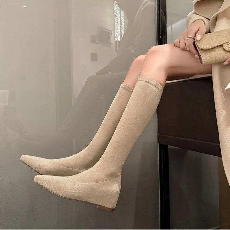 Damen Kniehohe Stretch‑Stiefel mit spitzer Zehenpartie und integriertem Keilabsatz Drune