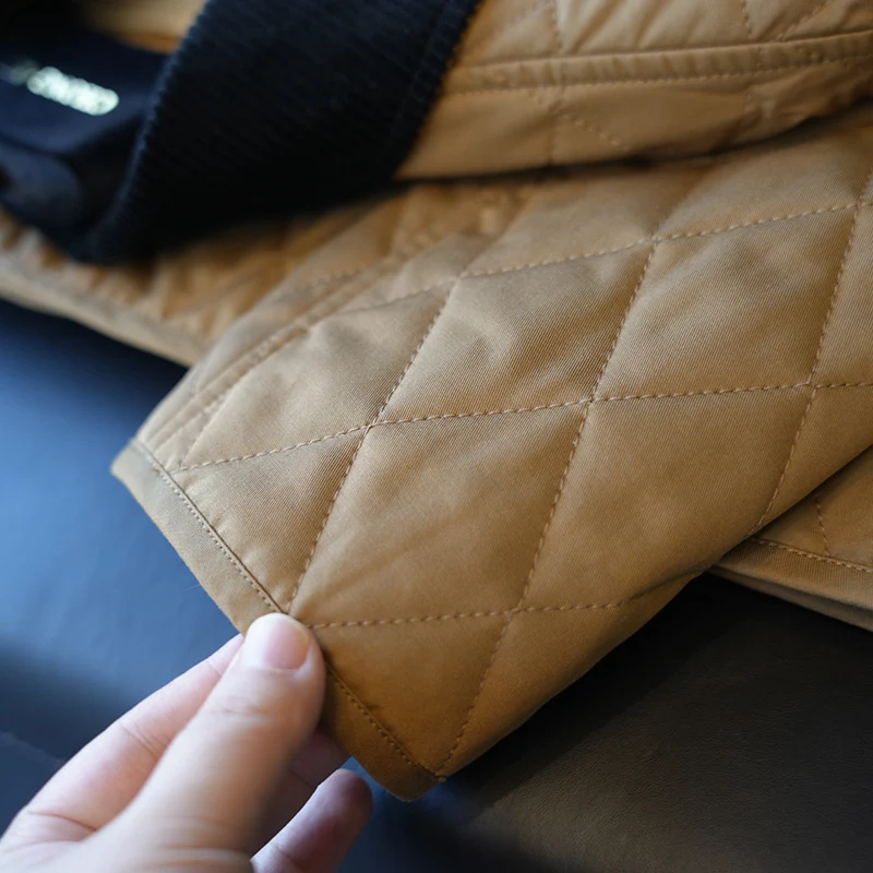 Damen Leichte gesteppte Übergangsjacke mit Cordkragen und Druckknopfleiste Drune