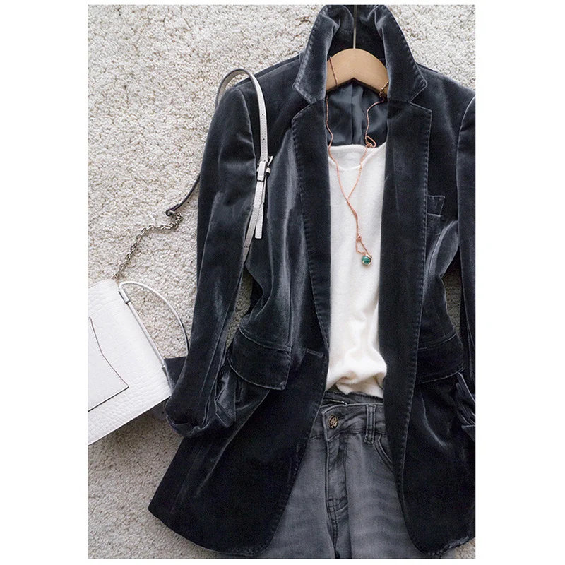 Damen Langer Samt‑Blazer mit taillierter Schnittführung, Pattentaschen und geriffeltem Revers Drune