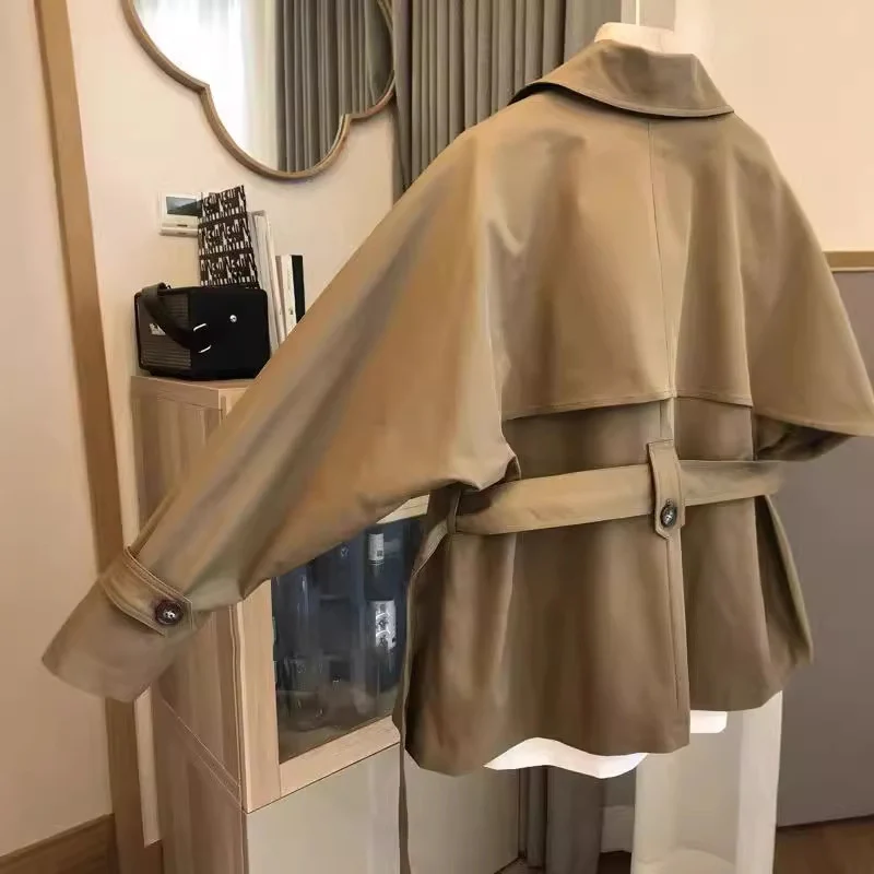 Damen Kurzgeschnittener Trenchcoat mit doppelreihiger Knopfleiste, Sturmklappe und Taillengürtel Drune