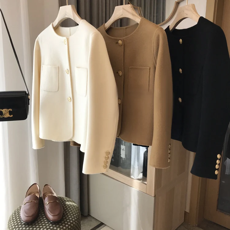 Damen Kurzblazer aus Wollmix mit Rundhalsausschnitt, Pattentaschen und goldenen Zierknöpfen Drune