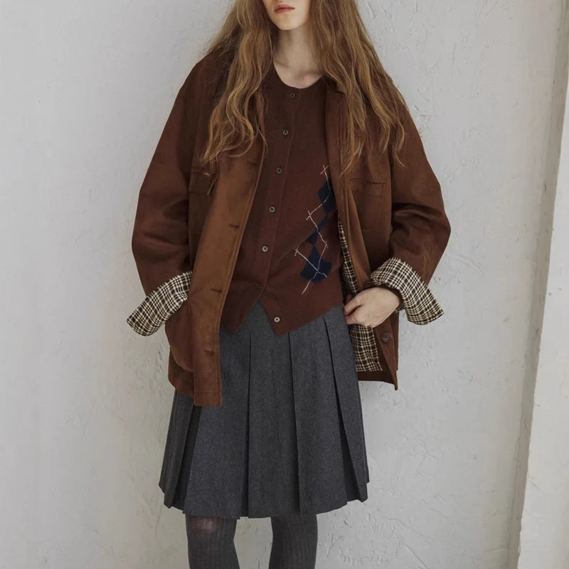 Damen Kurz geschnittene Wildlederjacke mit aufgesetzten Taschen und Karomanschetten Drune